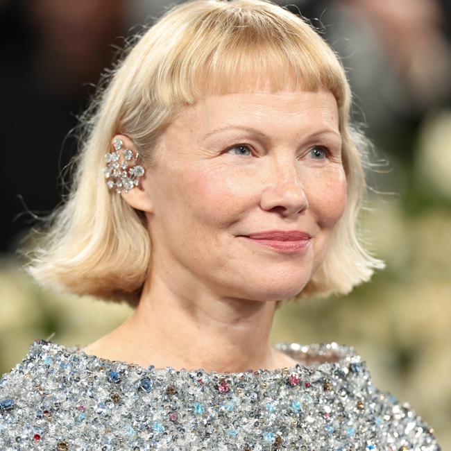 Pamela Anderson con Baby Bangs y Bob Cut.